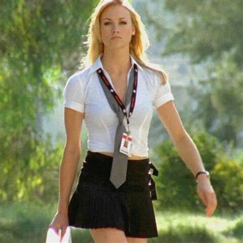 Yvonne Strahovski Height